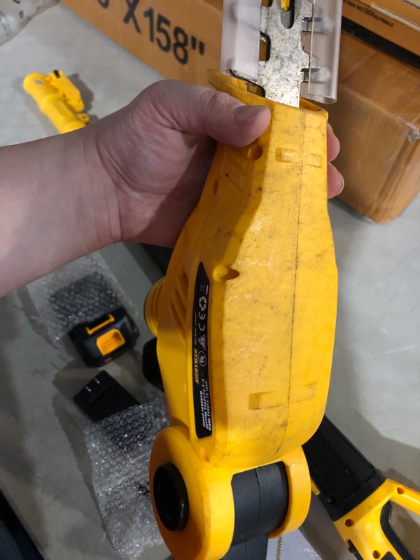 Photo 6 of ***USED**DIRTY*MINOR DAMAGE (WEAR) ON BLADES***
Alloyman 20V MAX 8 Feet Telescoping Pole Hedge Trimmer, with 2 Packs 2.0Ah Batteries & Charger