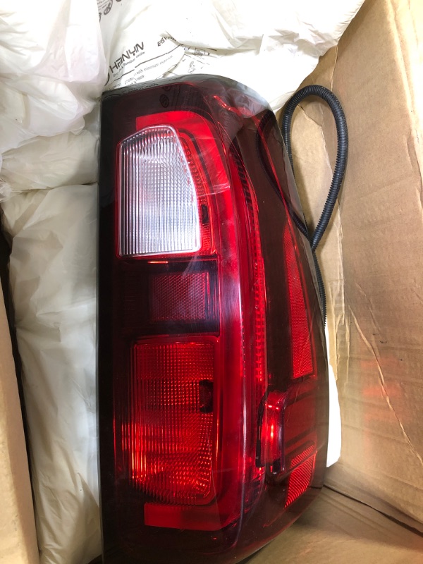 Photo 4 of Dasbecan Left Driver Side Tail Light Assembly Rear Lamp LED Type Compatible with 2019-2023 GMC Sierra 1500/2500 HD/3500 HD Replace 86820473 LED Type Left Driver Side