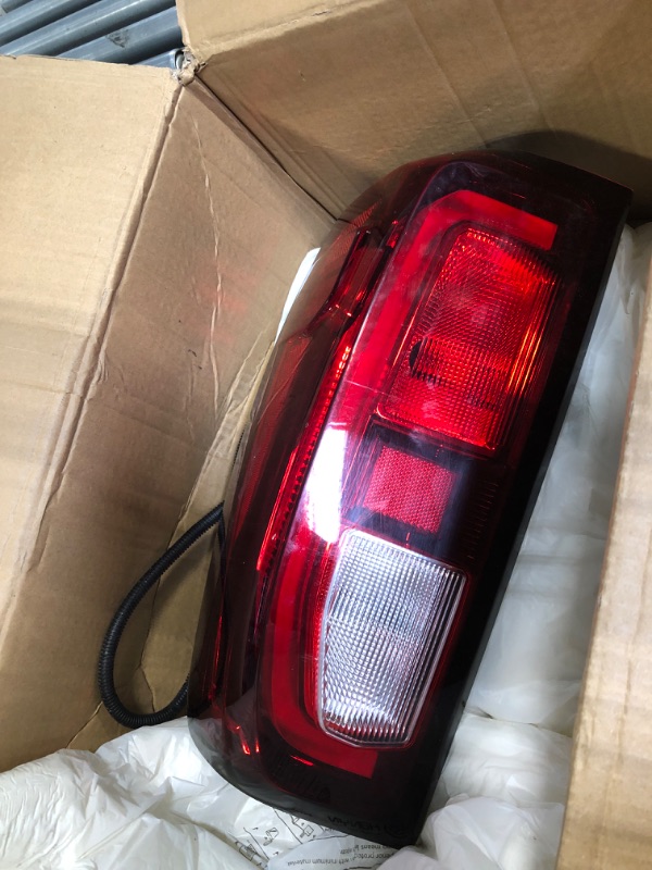 Photo 3 of Dasbecan Left Driver Side Tail Light Assembly Rear Lamp LED Type Compatible with 2019-2023 GMC Sierra 1500/2500 HD/3500 HD Replace 86820473 LED Type Left Driver Side