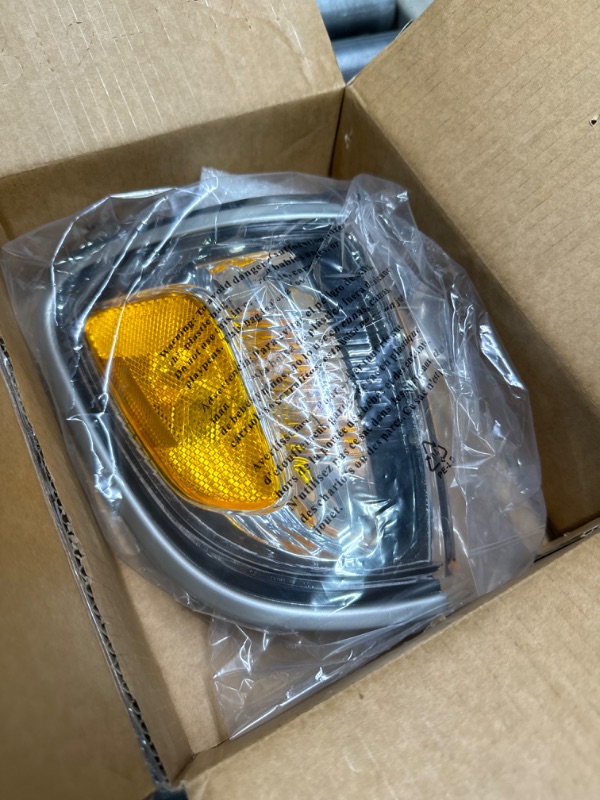 Photo 3 of Fits 2001-2004 Toyota Tacoma Parking/Signal Marker Light Pair w/Bulbs For TO2520162 Driver and Passenger Side