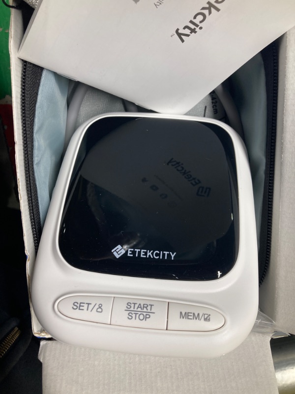 Photo 3 of Etekcity - Blood Pressure Monitor - White
