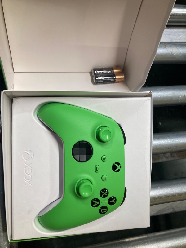 Photo 3 of Microsoft Xbox Wireless Controller Velocity Green (Xbox Series X)