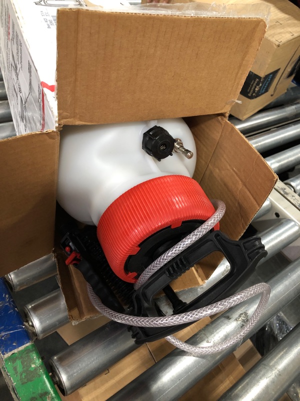 Photo 2 of SOLO 1-1/2 gallon HDPE Tank Material 45 PSI Max Pressure Handheld Sprayer, White, Model: 454-V