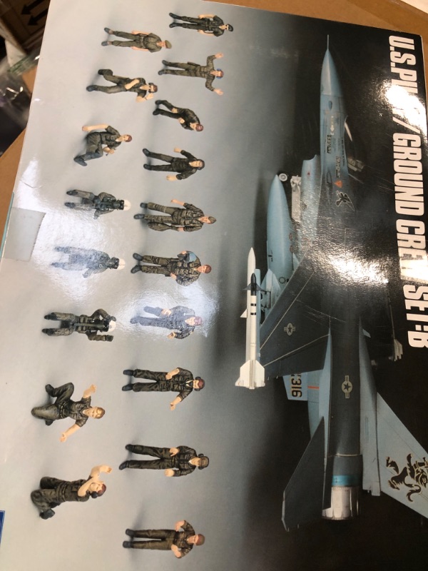 Photo 2 of Hasegawa X48-5 US Air Force Pilot / ground crew set B