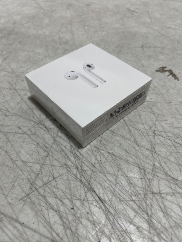 Photo 4 of Apple AirPods with Charging Case (2nd Generation)