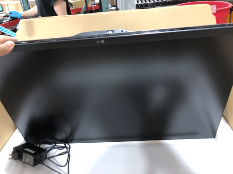 Photo 2 of LG UltraGear QHD 27-Inch Gaming Monitor 27GL83A-B - IPS 1ms (GtG), with HDR 10 Compatibility, NVIDIA G-SYNC, and AMD FreeSync, 144Hz, Black 27" QHD IPS 1ms with 144Hz Monitor