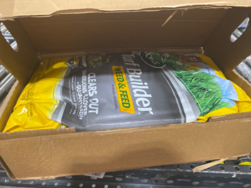 Photo 2 of Scotts Turf Builder Weed & Feed3, Weed Killer Plus Lawn Fertilizer, Controls Dandelion and Clover, 15,000 sq. ft., 42.87 lbs. 15,000 sq. ft. Weed and Feed