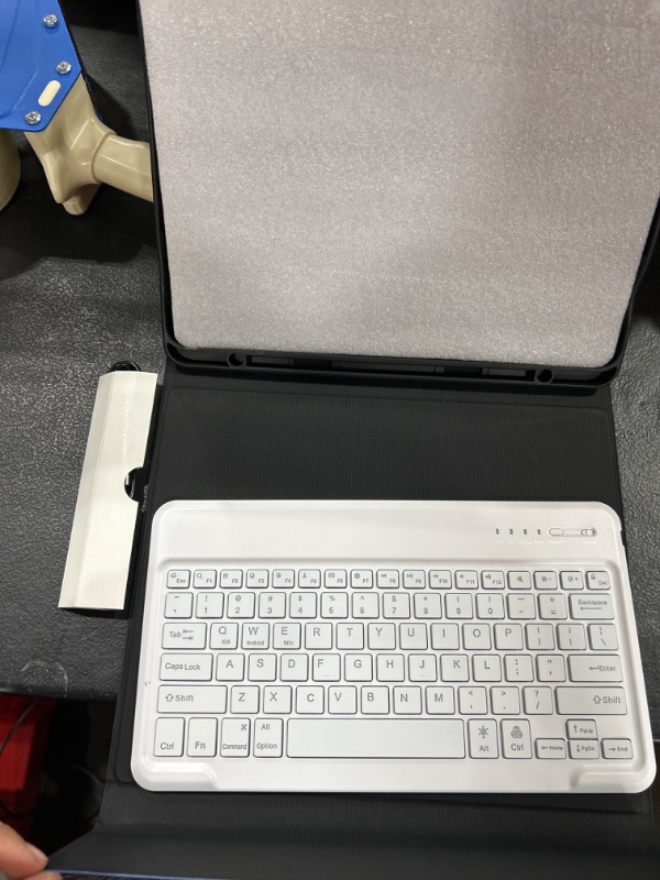 Photo 1 of Ipad case with keyboard 