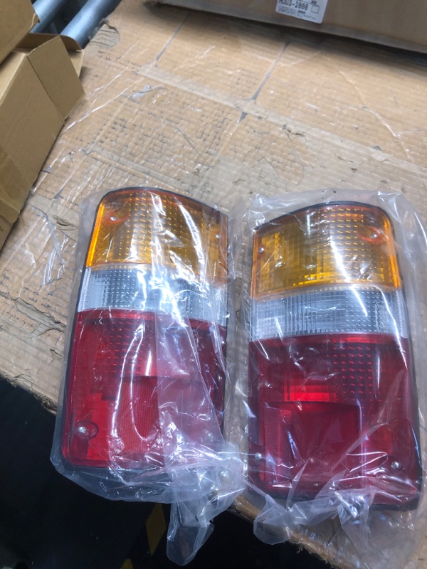 Photo 3 of Compatible with Toyota Pickup Hilux Mk3 1989-1992, Tail Light Brake Light Auto Parts Reversing Light Turn Signal Rear Tail Light, Transparent ABS Lens, Red/Amber Lights