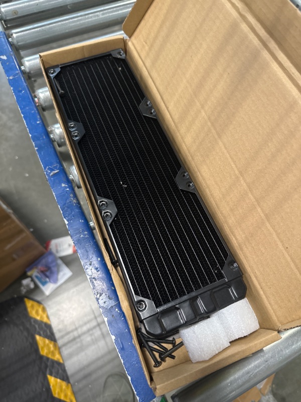 Photo 3 of Corsair Hydro X Series XR5 360mm Water Cooling Radiator, BLACK BLACK 360mm Radiator