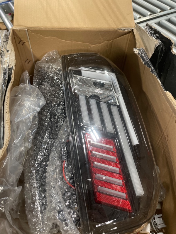 Photo 2 of WOLFSTORM Toyota Tundra Tail Lights Replacement Assembly,2014-2020 Toyota Tundra Pickup LED Tail Lights,1 Pair(Clear Lens)