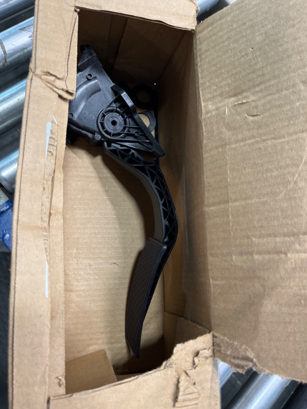 Photo 1 of GM Genuine Parts 15107594 Accelerator Pedal with Module