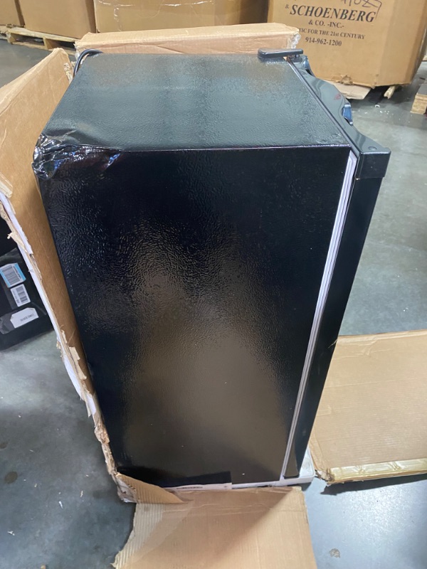 Photo 4 of ***FOR PARTS ONLY - COPPER LINE IS BROKE***

RCA RFR321-B-Black-COM RFR321-BLACK Mini Refrigerator, 3.2 Cu Ft Fridge, Black, CU.FT