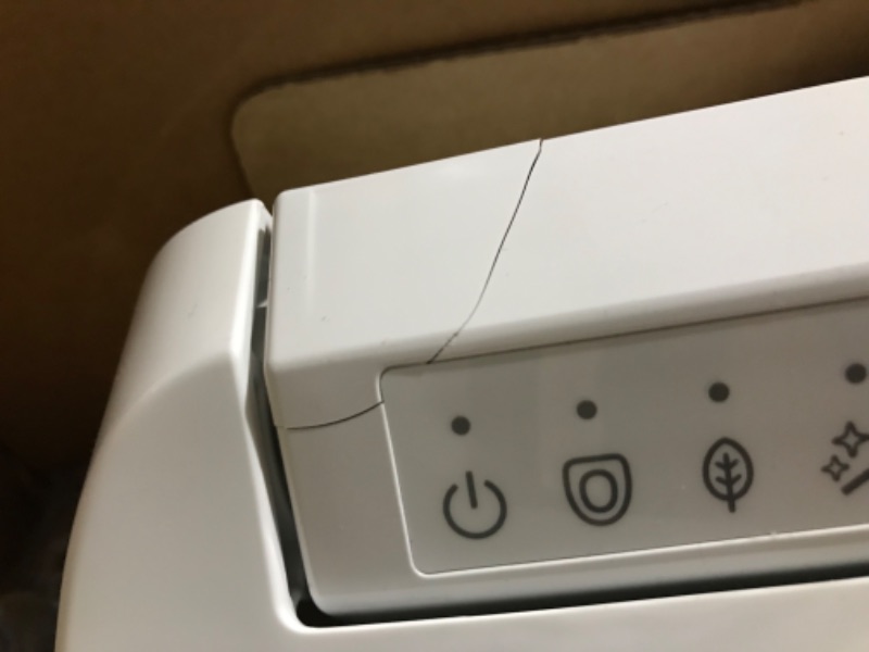 Photo 6 of ***MINOR DAMAGE*CRACK IN HINGE CASING*PICTURED***
Toto SW3036R-01 K300 Washlet Elongated Standard Connect Electronic Bidet Toilet Seat44 Cotton White