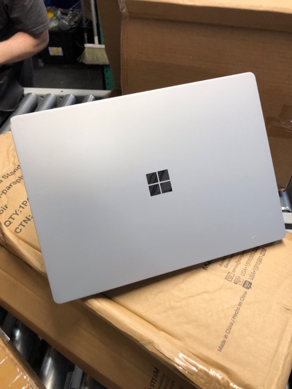 Photo 3 of Microsoft Surface Laptop 2 (Intel Core i5, 8GB RAM, 256GB) - Platinum Platinum Intel Core i5