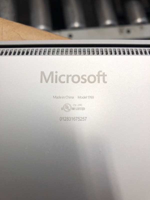 Photo 4 of Microsoft Surface Laptop 2 (Intel Core i5, 8GB RAM, 256GB) - Platinum Platinum Intel Core i5