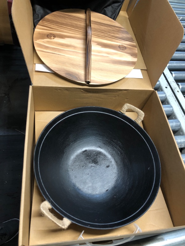 Photo 3 of WANGYUANJI Cast Iron Wok Pan 12 inch Flat Bottom with Wooden Handle and Lid