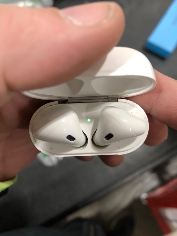 Photo 2 of Apple Airpods