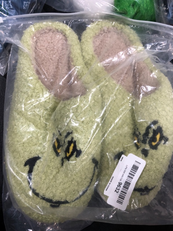 Photo 2 of [Size Mens 9.5] Grinch Plush Slippers