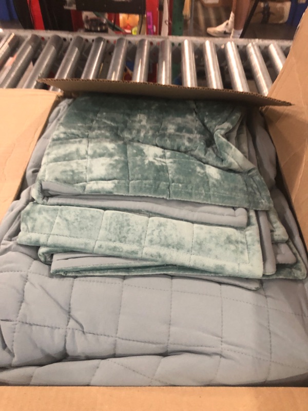 Photo 3 of *PICTURE FOR REFERENCE ONLY*
RECYCO Luxury Velvet Quilt Set Full Queen Size, Lightweight Velvet Comforter Set, Oversized Bedspread Coverlet Quilted Bedding Set, with 2 Matching Pillow Shams, for All Season, Cream White FULL/QUEEN (88"x92") jade green