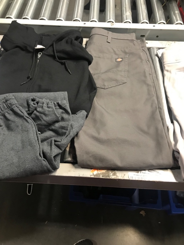 Photo 4 of ***NON-REFUNDABLE MISC MENS CLOTHING BUNDLE***
VARIOUS SIZES: Small to XL 