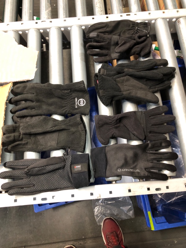 Photo 1 of **BUNDLE OF 4 PAIRS OF GLOVES **
