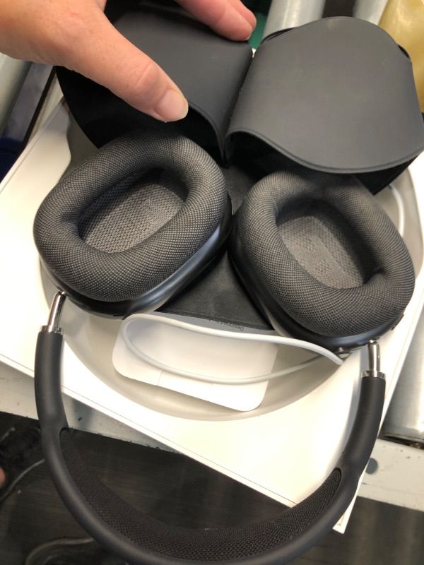 Photo 4 of ***(IMPORTANT / SEE NOTES BEFORE BIDDING/ IMPORTANT) ***
Apple AirPods Max Wireless Over-Ear Headphones, Active Noise Cancelling, Transparency Mode, Personalized Spatial Audio, Dolby Atmos, Bluetooth Headphones for iPhone – Space Gray