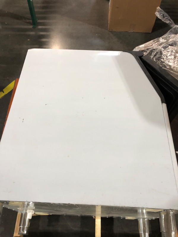 Photo 2 of **PARTS ONLY**NON REFUNDABLE**BOTTOM OF MACHING ONLY**
Manitowoc IDT0450A-161 Indigo NXT 30" Air-Cooled Full-Dice Ice Maker Machine with D570 Ice Storage Bin 