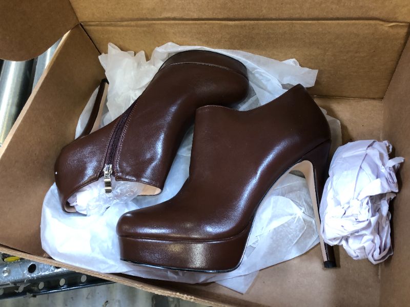Photo 1 of BROWN PLEATHER WOMENS HEELS, SIZE UNVERIFIABLE 