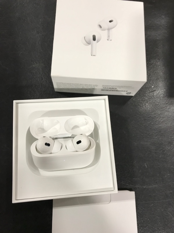 Photo 4 of AirPods Pro (2nd Generation) with MagSafe Case (USB?C)
