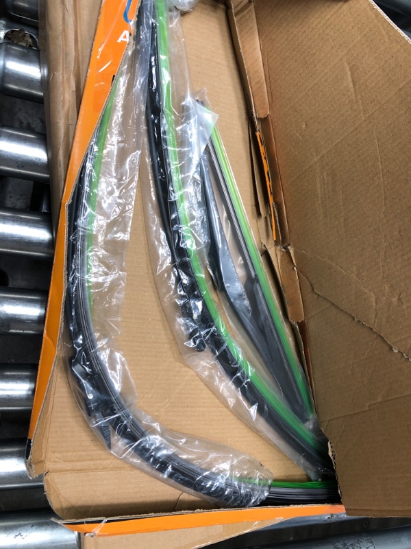 Photo 2 of 3 Wiper Blades Factory for Mercedes-Benz ML-Class W164 2006-2011 ML320 ML350 ML550 ML63 2005-2012 X164 GL-Class 2006-2012 W251 R-Class Original Equipment Replacement Wiper Blade 28"+21"+12" Pinch Tab