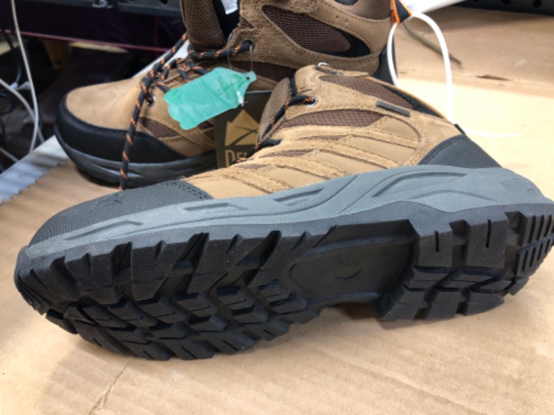 Photo 2 of  Men's  Hiking Shoe, size 9
