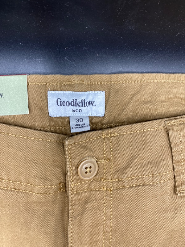 Photo 3 of Men's 11" Cargo Shorts - Goodfellow & Co™- size 30
