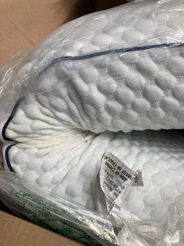 Photo 1 of ***NEEDS TO BE CLEANED /stains ***Weekender Gel Memory Foam Pillow – 1 Pack Queen Size – Ventilated - Washable Cover Queen 1 Pack