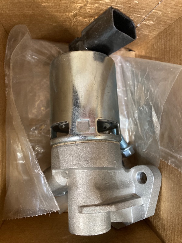 Photo 2 of Standard Motor Products EGV843 EGR Valve