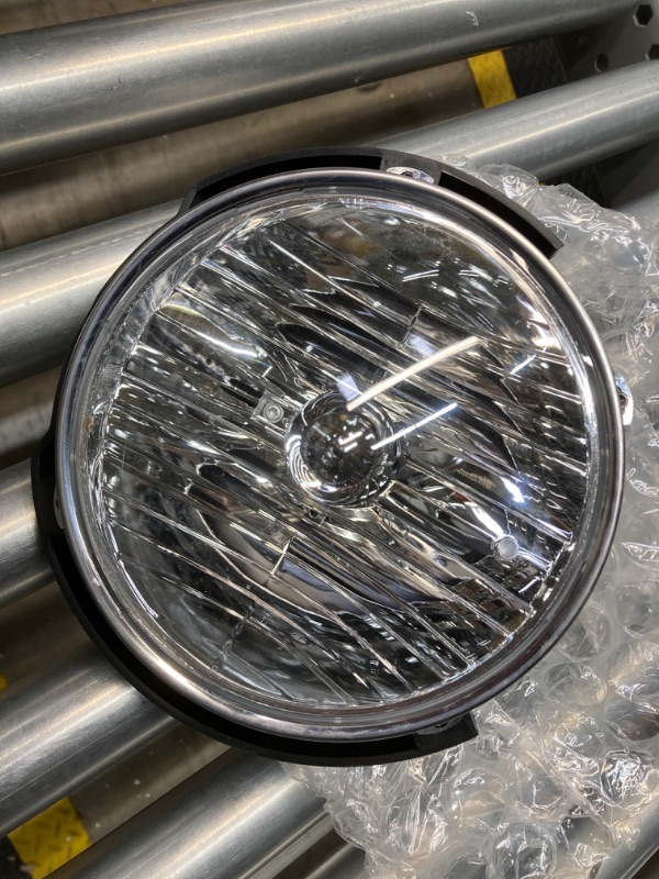 Photo 2 of OE Replacement JEEP WRANGLER Headlight Assembly (Partslink Number CH2502174)