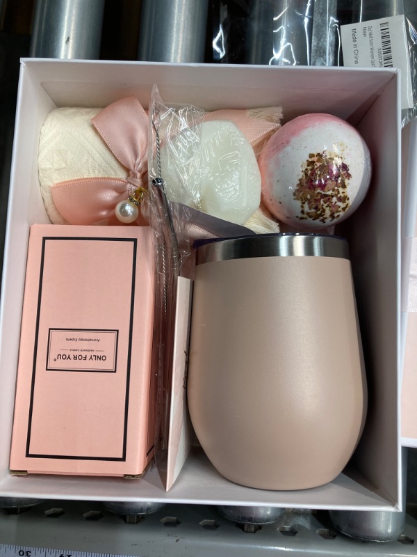 Photo 1 of Birthday Gifts for Women, Relaxing Spa Gift Box Basket For Her Mom Sister Best Friend Unique Happy Birthday Bath Set Gift Ideas Mothers Day Gifts From Daughter Son 30th 40th 50th 60th Gift
