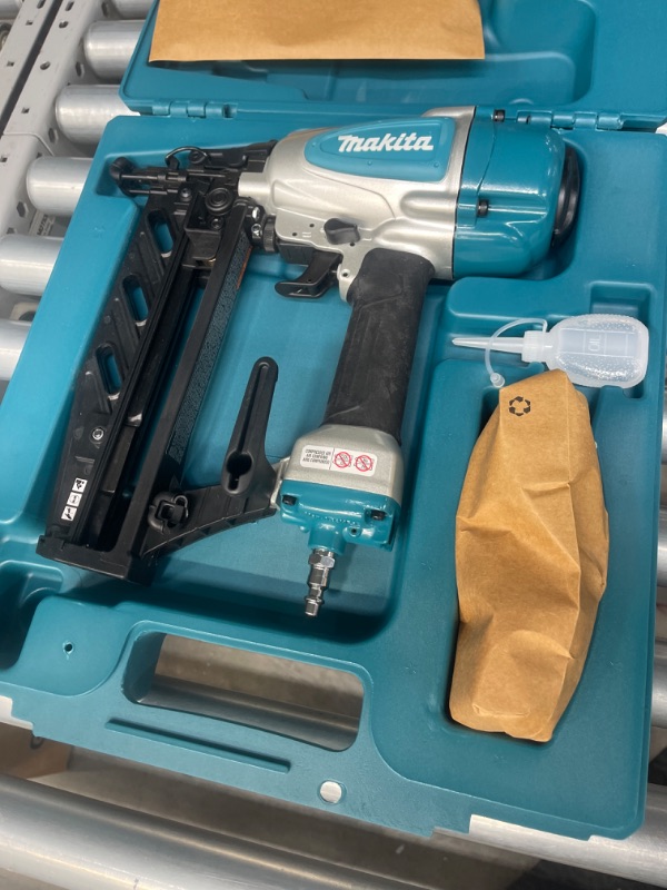 Photo 2 of Makita AF601 16 Gauge, 2-1/2" Straight Finish Nailer,