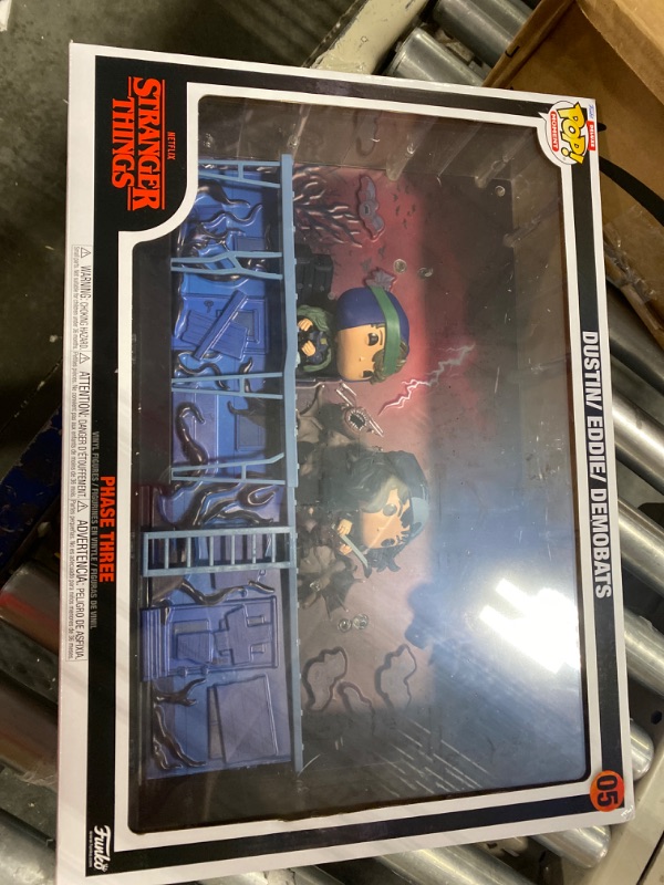 Photo 3 of ***DAMAGED CORNER*** Funko Pop! Moments Deluxe: Stranger Things - Phase Three, Dustin, Eddie, Demobats