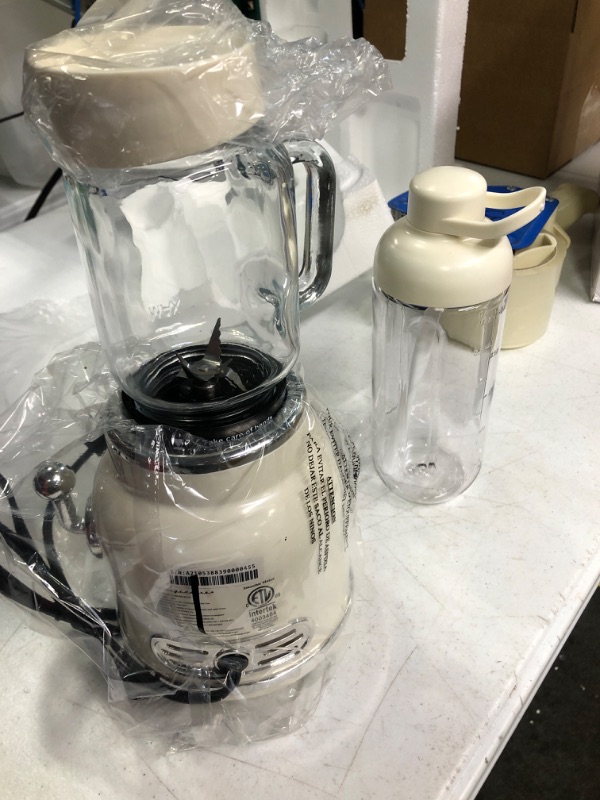 Photo 3 of **FOR PARTS**FRIGIDAIRE ESMM100-CREAM Retro Smoothie Maker Blender with Mason Jar, Perfect for Shakes and Smoothies, 300-Watt, Cream