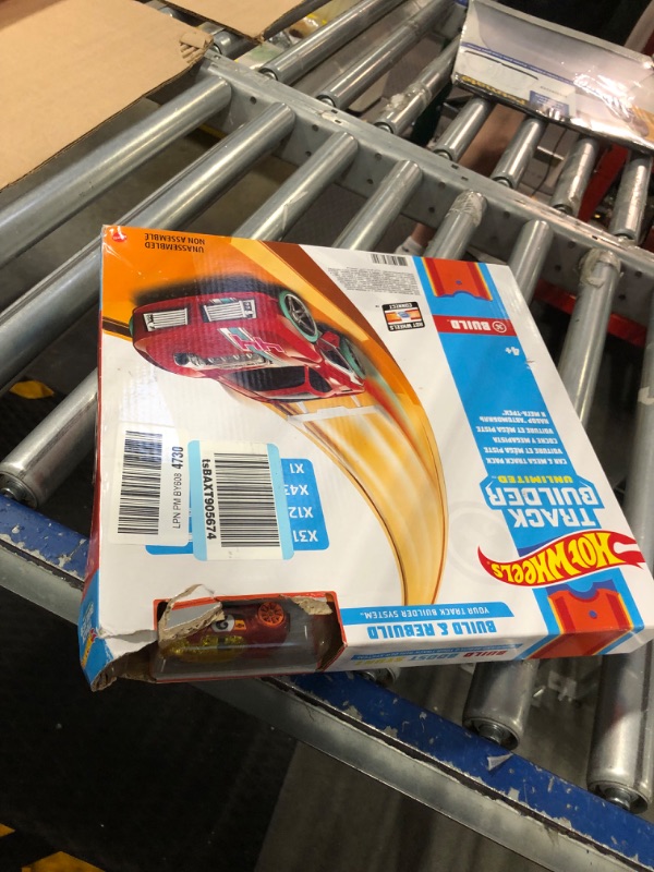 Photo 4 of Hot Wheels Car & Mega Track Pack [Amazon Exclusive]