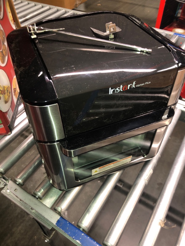 Photo 4 of **USED** 
Instant Vortex Plus Air Fryer Oven 7 in 1 with Rotisserie, with 6-Piece Pyrex Littles Cookware