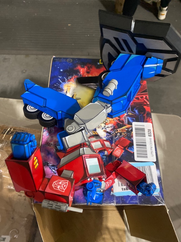 Photo 1 of Numskull Optimus Prime Figure 11'' 28cm Limited Edition Collectible Replica Statue - Official Transformers Merchandise - Action Movies & TV Figurine