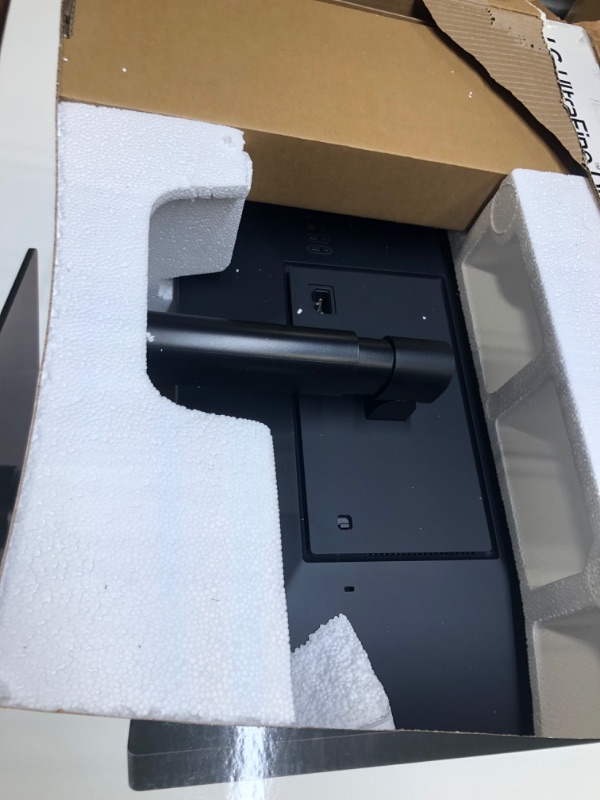 Photo 1 of LG 24'' 24MD4KLB-B IPS UHD 4K Ultrafine™ Monitor with 2X Thunderbolt™ 3, 3X USB Type-C™, Supports DCI-P3 & 500nits Brightness, 4K Daisy Chain & macOS Compatible,Black *****USED****UNABLE TO TEST MISSING THE CORDS TO PLUG IN ***** 