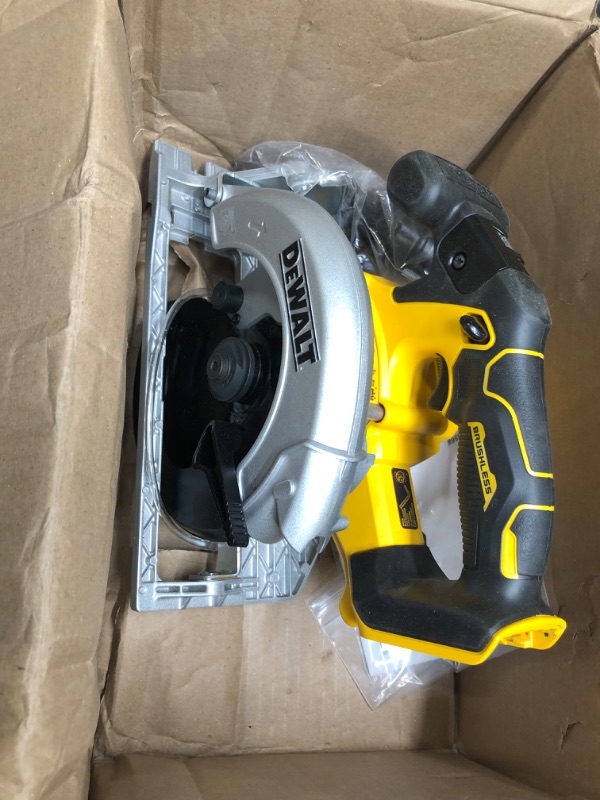 Photo 4 of DEWALT 20V MAX* Circular Saw, 6-1/2-Inch, Cordless, Tool Only (DCS565B)