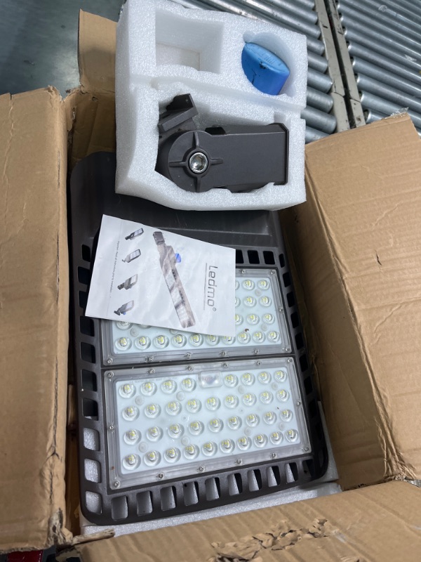 Photo 2 of 200W Dusk to Dawn LED Flood Light, STASUN 18000lm Super Bright Outdoor Lighting, 6000K Daylight White, IP66 Waterproof Wide Angle Exterior Lighting LED Security Area Light for Yard, Patio, Parking Lot 200W Dusk to Dawn Light