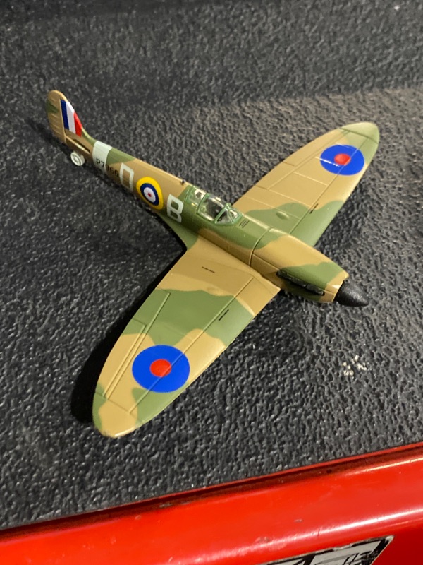 Photo 2 of *MISSING STAND AND PROPPELLERS ****
Daron Postage Stamp RAF Spitfire MKII Battle of Britain Vehicle (1/93 Scale)