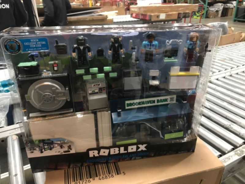 Photo 2 of Roblox Action Collection - Brookhaven: Outlaw and Order Deluxe Playset [Includes Exclusive Virtual Item]Figure and Accessories
