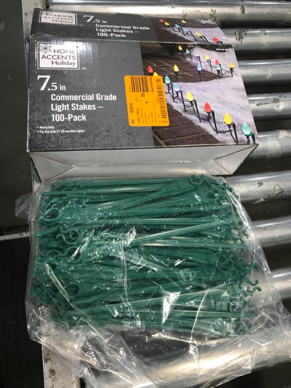 Photo 1 of 7.5 Inch Christmas Light Stakes, 50 Pcs Yard Lawn Stakes C7 C9 Light Stake Universal Outdoor Holiday Lighting Outlet for Christmas Decorations Outdoor Garden Patio Path (50, Green)
