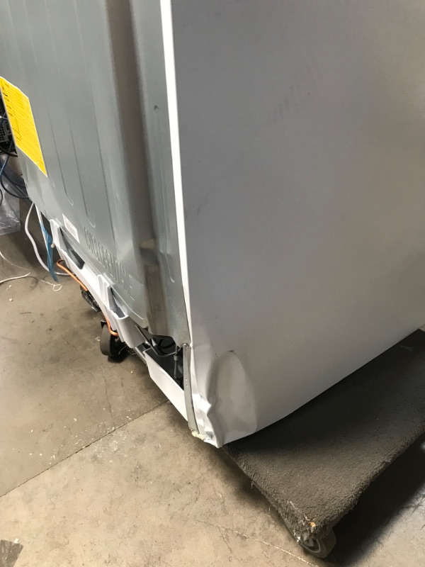 Photo 1 of VISSANI 18 cu. ft. Top Freezer Refrigerator DOE in White
